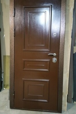 Коричневая дверь в квартиру с МДФ