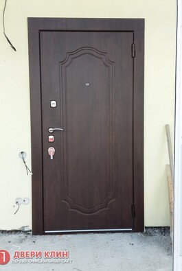 Входная квартирная дверь с МДФ панелью цвета венге