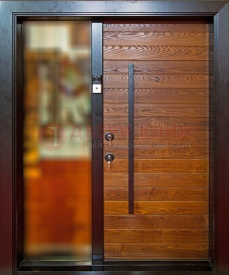 Коричневая входная дверь c МДФ панелью и стеклом ЧД-38 в частный дом в Домодедово