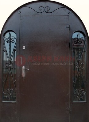 Арочная дверь со стеклом и ковкой ДА-16 под старину в Сланцы