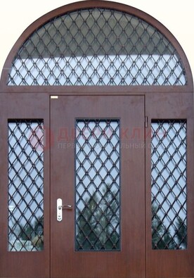 Крепкая стальная арочная дверь со стеклом и ковкой ДА-21 в Сланцы
