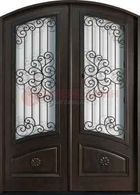 Арочная дверь со стеклом и ковкой ДА-33 в загородный дом в Домодедово