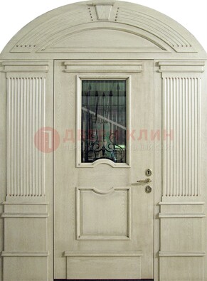 Белая входная дверь массив со стеклом и ковкой ДА-49 в Домодедово