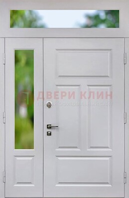 Белая полуторная железная дверь со стеклом и фрамугами ДФГ-10 в Домодедово