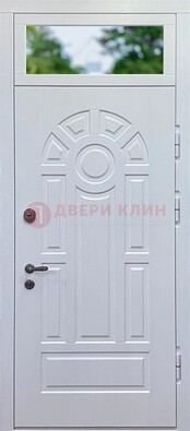Белая входная дверь со стеклом и верхней фрамугой ДФГ-3 в Ставрополе