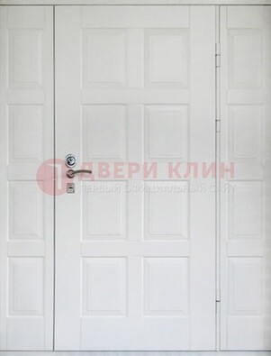 Белая входная дверь для коттеджа с МДФ ДМ-536 в Домодедово