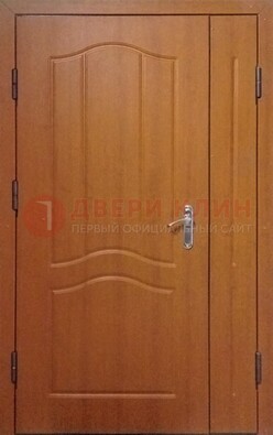 Коричневая двухстворчатая тамбурная дверь с МДФ ДМ-538 в Домодедово