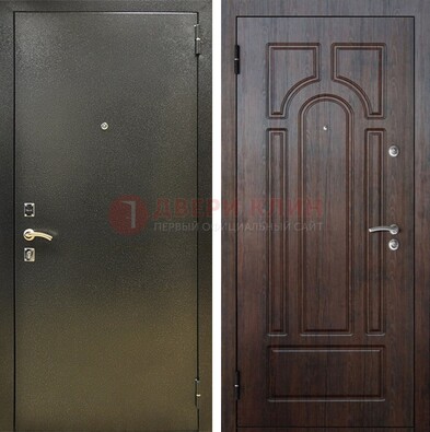 Железная темно-серая дверь с порошковым напылением и МДФ Тисненый орех ДП-275 в Домодедово