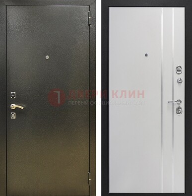 Железная темная дверь с порошковым покрытием и белая МДФ с молдингами  ДП-296 в Домодедово