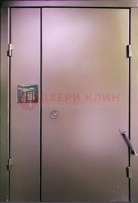 Коричневая стальная дверь в подъезд ДПД-1 в Санкт-Петербурге