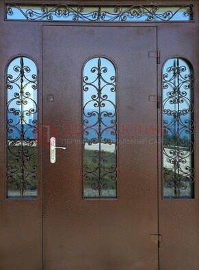 Железная парадная дверь со стеклом и ковкой ДПР-16 для общественных зданий в Домодедово