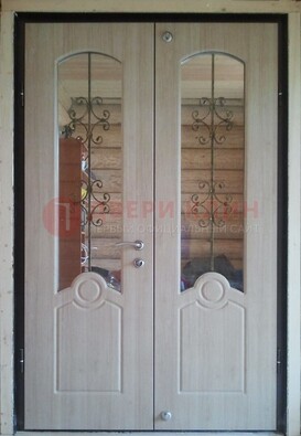 Парадная дверь со стеклянными вставками и ковкой ДПР-23 в деревянный дом в Домодедово