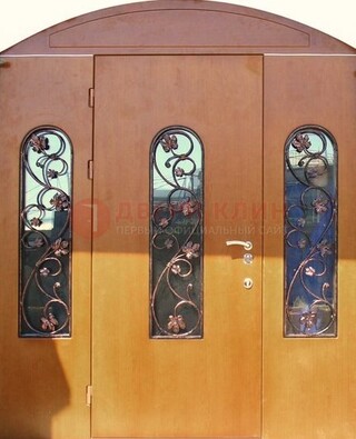 Парадная дверь со стеклянными вставками и ковкой ДПР-28 в общественное здание в Домодедово