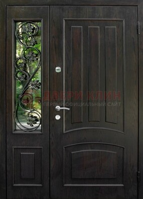 Парадная дверь со стеклянными вставками и ковкой ДПР-31 в кирпичный дом в Павловском Посаде