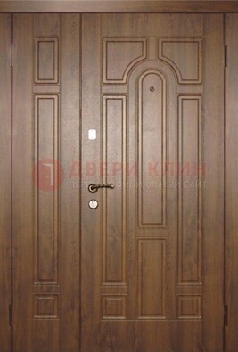 Двухстворчатая коричневая парадная дверь ДПР-48 в Домодедово