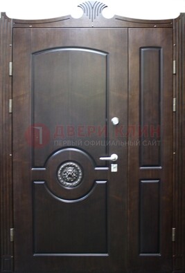 Коричневая парадная дверь с украшением ДПР-52 с утеплением в Домодедово