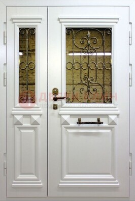 Белая парадная металлическая дверь со стеклом и ковкой ДПР-83 в Раменском