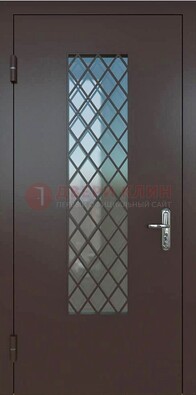 Темная металлическая дверь с решеткой и стеклом ДС-7 в Пензе