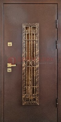 Металлическая дверь с порошковым напылением со стеклом и ковкой ДСК-110 в Гатчине
