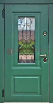 Зеленая металлическая дверь со стеклом и ковкой ДСК-113 в Домодедово