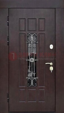 Коричневая уличная дверь со стеклом и ковкой ДСК-114 в Севастополе