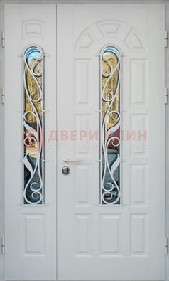 Распашная стальная дверь со стеклом и ковкой в белом цвете ДСК-120 в Домодедово
