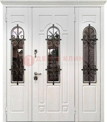 Белая распашная стальная дверь со стеклом и ковкой ДСК-125 в Домодедово