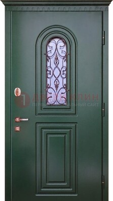 Темно-зеленая входная дверь со стеклом и ковкой ДСК-129 в Ногинске