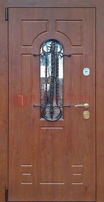 Темная железная дверь со стеклом и ковкой в коричневом цвете ДСК-154 в Домодедово