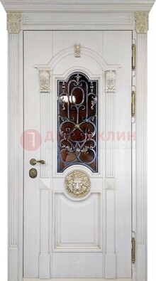 Белая железная дверь со стеклом и ковкой для кирпичного дома ДСК-155 в Раменском