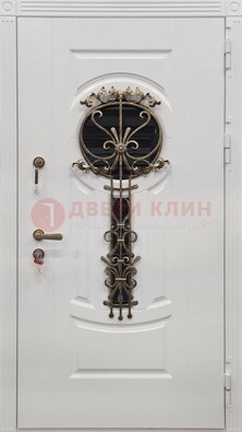 Светлая наружная дверь со стеклом и ковкой ДСК-158 в Пушкино
