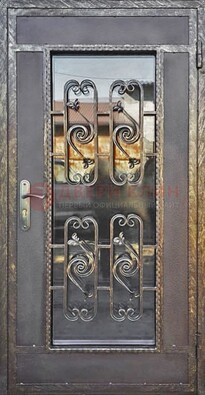 Коричневая наружная дверь порошок со стеклом и ковкой ДСК-160 в Домодедово