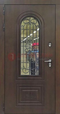 Классическая стальная дверь со стеклом и ковкой для коттеджа ДСК-178 в Домодедово