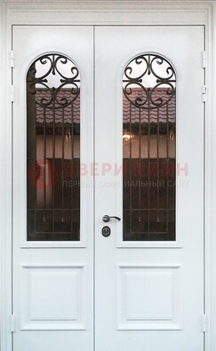 Белая стальная дверь стекло с ковкой и филенкой ДСК-201 в Саратове