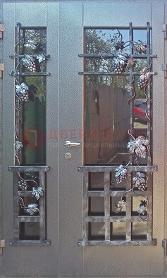 Распашная уличная дверь Порошок со стеклом и ковкой ДСК-221 в Домодедово