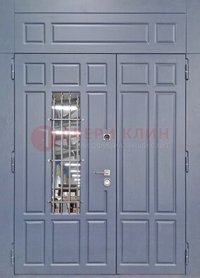 Серая двухстворчатая дверь Винорит со стеклом и ковкой ДСК-234 RAL 7024 в Домодедово