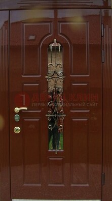 Красивая металлическая дверь со стеклом и ковкой ДСК-33 в Домодедово
