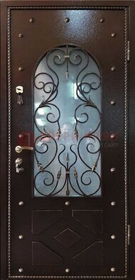 Влагостойкая дверь со стеклом и ковкой с декором ДСК-37 в Пензе