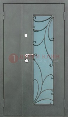 Двухстворчатая железная дверь со стеклом и ковкой ДСК-40 в Серпухове