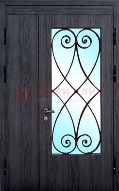 Стальная дверь со стеклом и ковкой ДСК-69 в деревянный дом в Домодедово