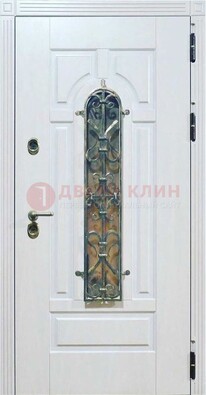 Белая остекленная металлическая дверь с ковкой ДСК-98 в Серпухове