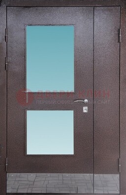 Коричневая тамбурная дверь со стеклянными вставками ДТМ-21 в Домодедово