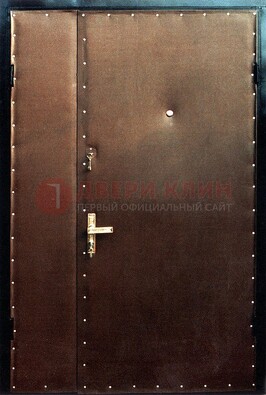 Коричневая тамбурная дверь с оформлением ДТМ-40 в Красногорске