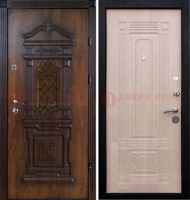 Входная коричневая дверь с виноритом и узором Белый дуб внутри ДВТ-126 в Домодедово