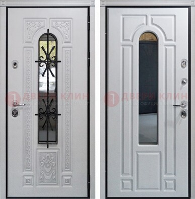 Белая стальная дверь с виноритом и ковкой снаружи ДВТ-197 в Мурманске