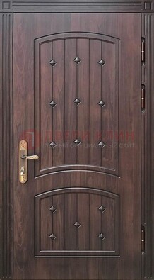 Коричневая уличная дверь с виноритом для дома ДВТ-235 в Домодедово