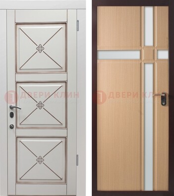 Белая уличная дверь с зеркальными вставками внутри ДЗ-94 в Коломне