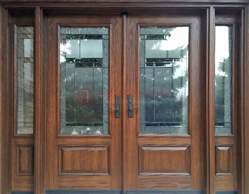 Распашная стальная дверь с массивом с витражом и фрамугами ВЖ-21 в Домодедово