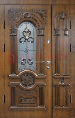 Коричневая двухстворчатая железная дверь с МДФ и витражом ВЖ-32 в Домодедово