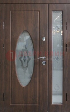 Коричневая двухстворчатая железная дверь с МДФ и витражом ВЖ-33 в Домодедово